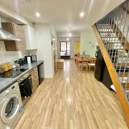 Spacious 5 Bed Townhouse Manchester, Salford Qauys - Two Bedroom With Parking Apartmán