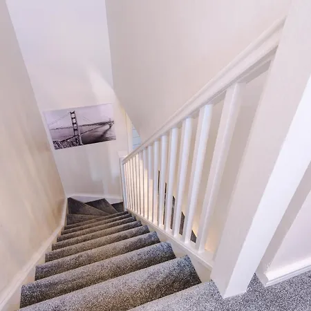 Bright&modern Contractor House By Niji Short *