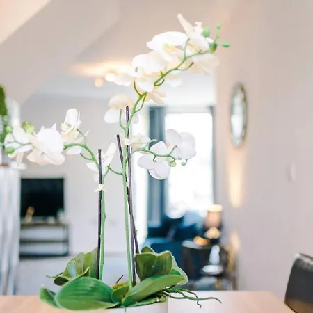 3 Bedroom House Hosted By Mcr Dens 맨체스터