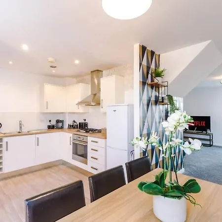 3 Bedroom House Hosted By Mcr Dens * 맨체스터