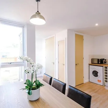 3 Bedroom House Hosted By Mcr Dens 맨체스터