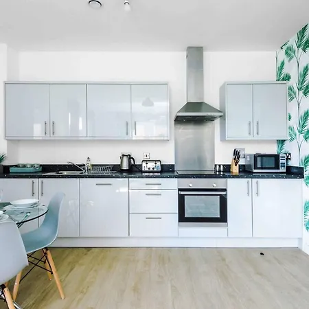 2 Bedroom Hosted By Mcr Dens *