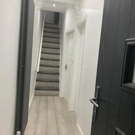 Rusholme Modern Guest house *