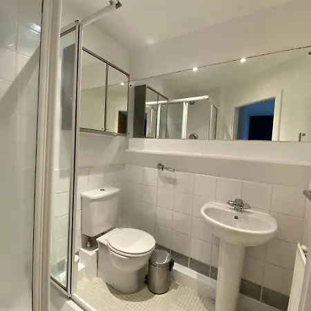 Semesterbostad Large 5-bed Centre Townhouse With Secure Parking *