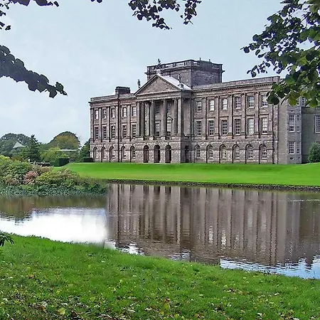 Daire The Garden Apartment, Near Airport & Manchester