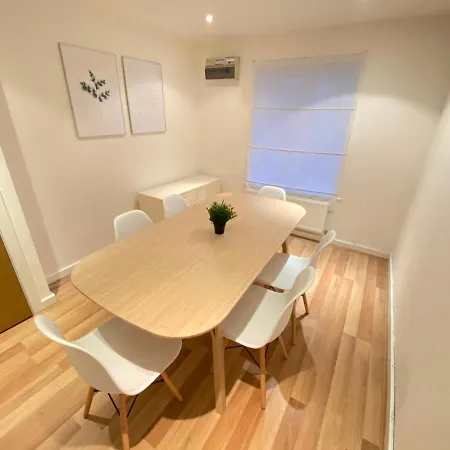 Semesterbostad Large 5-bed Centre Townhouse With Secure Parking