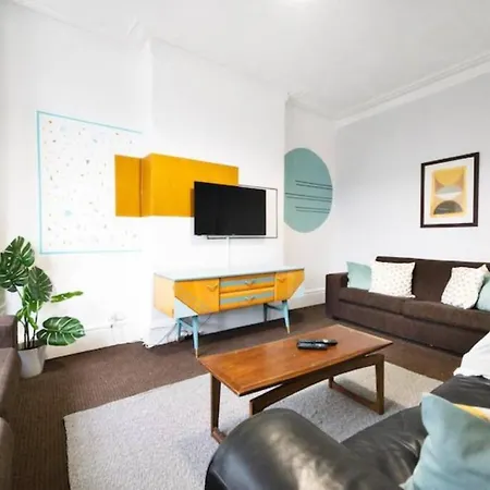 Spacious 6 Bedroom House * Manchester