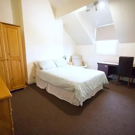 Spacious 6 Bedroom House *