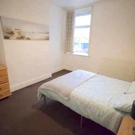 Spacious 6 Bedroom House Villa Manchester