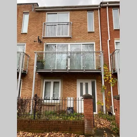 Large 5-bed Centre Townhouse With Secure Parking Manchester