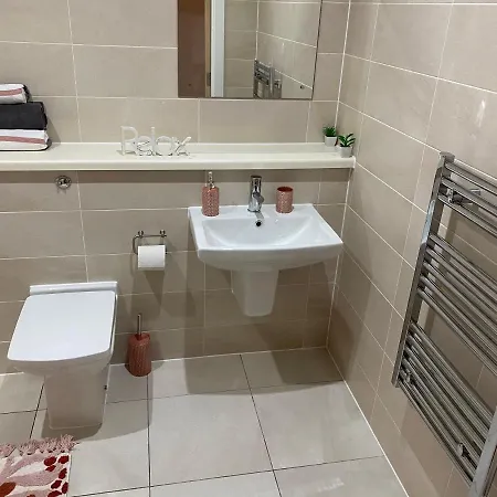 1 Bedroom Lovely In Salford Quays Free Street Parking Subject To Availability * 맨체스터
