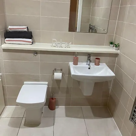 1 Bedroom Lovely In Salford Quays Free Street Parking Subject To Availability * 맨체스터