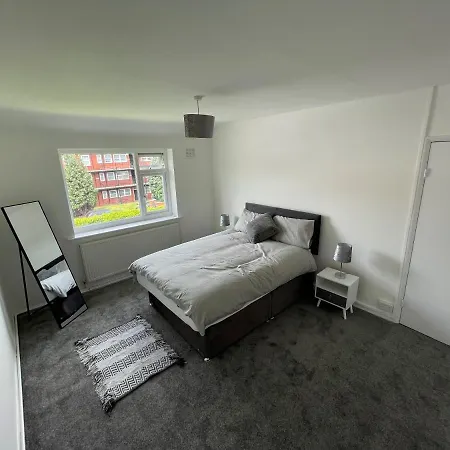 Captivating 2-Bed Apartment In Manchester דירה