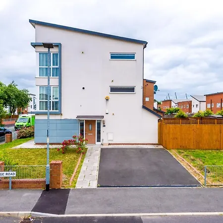 Coop Live Arena & Etihad Stadium 4bedroom Townhouse With Free Parking Vakantiehuis *