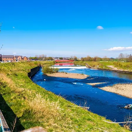 Vidale Court, 3 Bedroom House With River Irwell View, Sleeps 6 Апартаменты Манчестер
