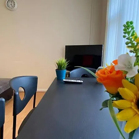 Serene Apt In The Heart Of Stretford 아파트 *
