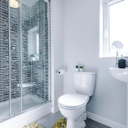 Vidale Court, 3 Bedroom House With River Irwell View, Sleeps 6