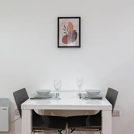 A Modern And Trendy 1 Bed Apartment In Media City *