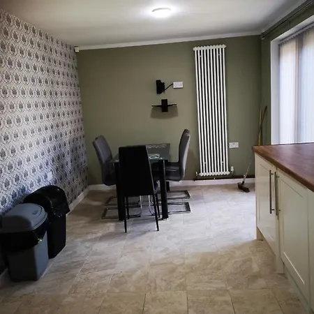 Brigstock Holidays House 아파트