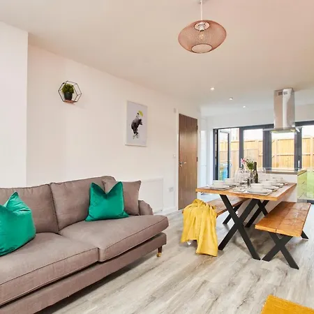 Beautiful 5 Bed House Sleeps8 Wparking Holiday home Manchester
