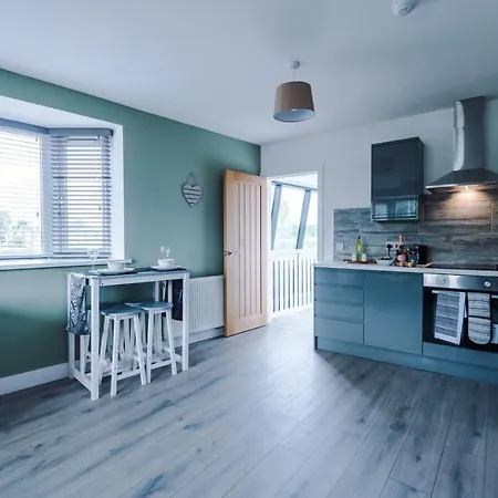 Rest & Recharge At The Station Apartment *