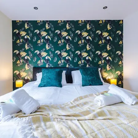 Rest & Recharge At The Station Apartment *