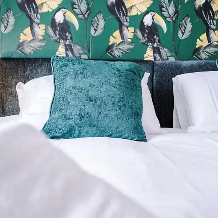 Rest & Recharge At The Station Apartment *