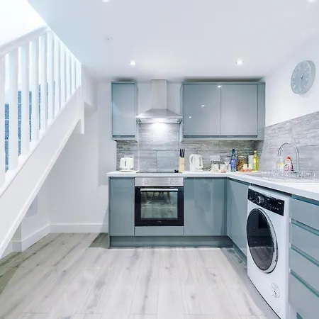 Rest & Recharge At The Station Apartment *