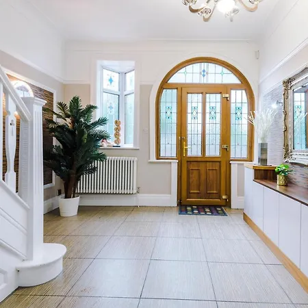 Luxurious Suburban 6 Bedroom 3 Bathroom Home Manchester
