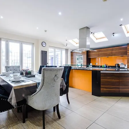 Luxurious Suburban 6 Bedroom 3 Bathroom Home * Manchester