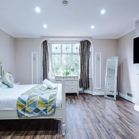 別荘 Luxurious Suburban 6 Bedroom 3 Bathroom Home *