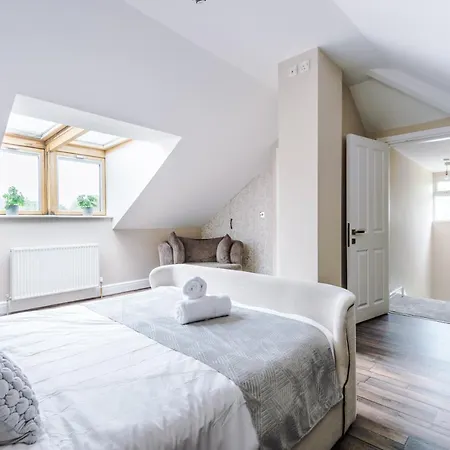 Holiday home Luxurious Suburban 6 Bedroom 3 Bathroom Home *