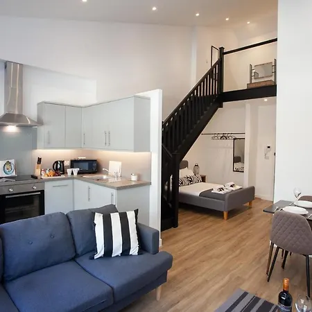 Modern New York Style Duplex In By Pillo 아파트
