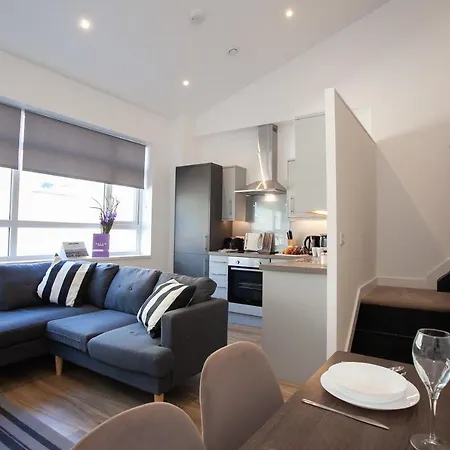 아파트 Modern New York Style Duplex In By Pillo *