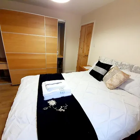 דירה Brigstock Holidays House