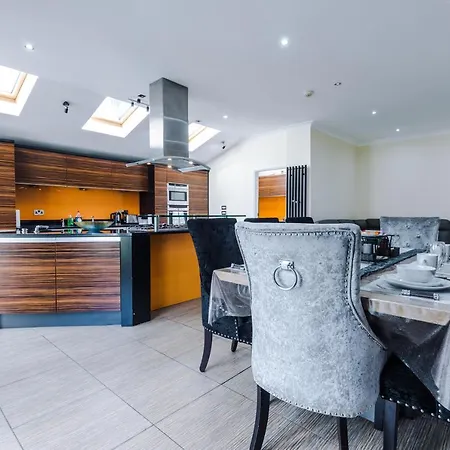 Luxurious Suburban 6 Bedroom 3 Bathroom Home マンチェスター