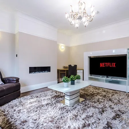 Luxurious Suburban 6 Bedroom 3 Bathroom Home 別荘