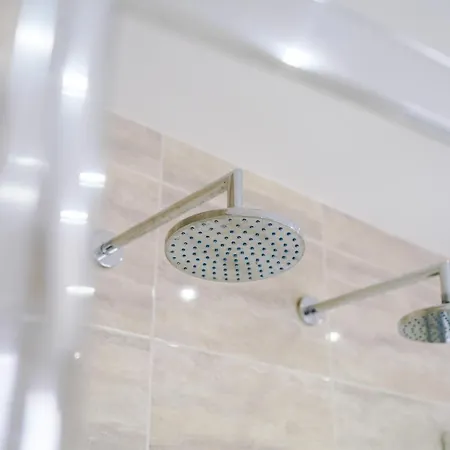 Luxurious Suburban 6 Bedroom 3 Bathroom Home Manchester