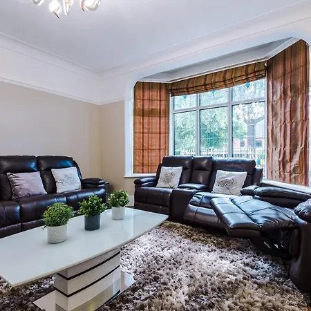 Luxurious Suburban 6 Bedroom 3 Bathroom Home Holiday home *