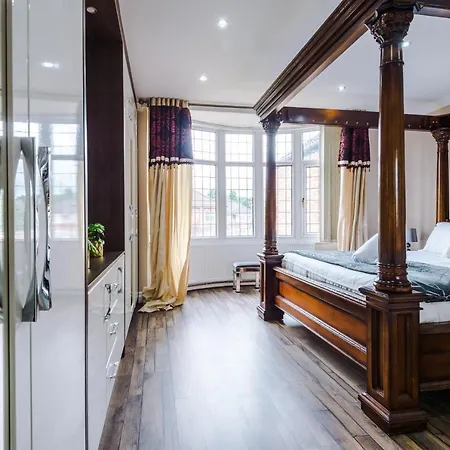 Holiday home Luxurious Suburban 6 Bedroom 3 Bathroom Home *
