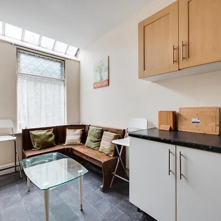 Semesterbostad Pass The Keys 3 Bed Home Ideally Situated In Old Trafford Manutd