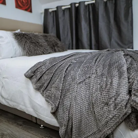 City-centre With Dedicated Workspace, Sleeps 4 Apartament Manchester