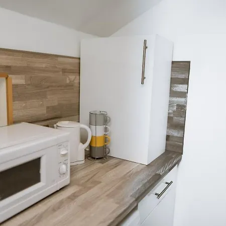 City-centre With Dedicated Workspace, Sleeps 4 *