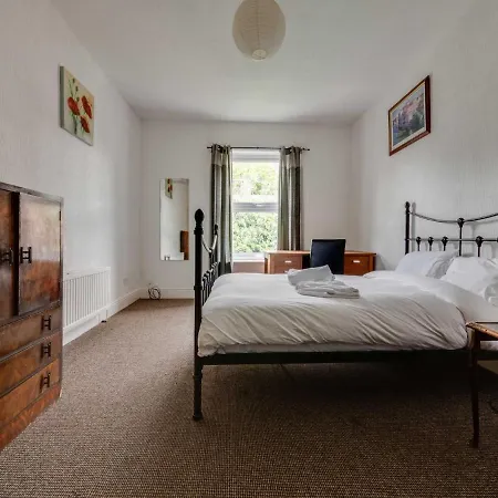Pass The Keys 3 Bed Home Ideally Situated In Old Trafford Manutd *