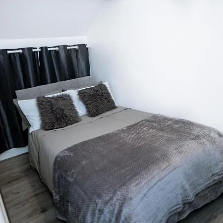 Apartment City-centre With Dedicated Workspace, Sleeps 4 Manchester
