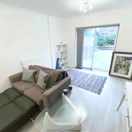 Holiday home Modern House, Spacious Garden, With Netflix, Center Manchester