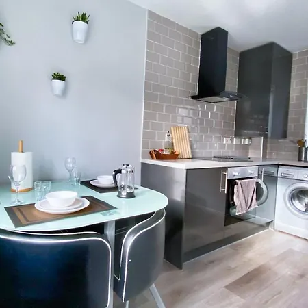 Holiday home Modern House, Spacious Garden, With Netflix, Center *