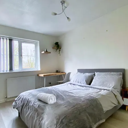 Modern House, Spacious Garden, With Netflix, Center Holiday home *