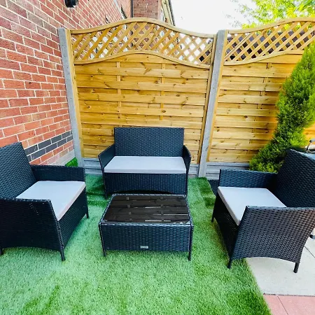 Watan - Spacious 3 Bedrooms Entire House With Beautiful Outdoor Garden * Manchester