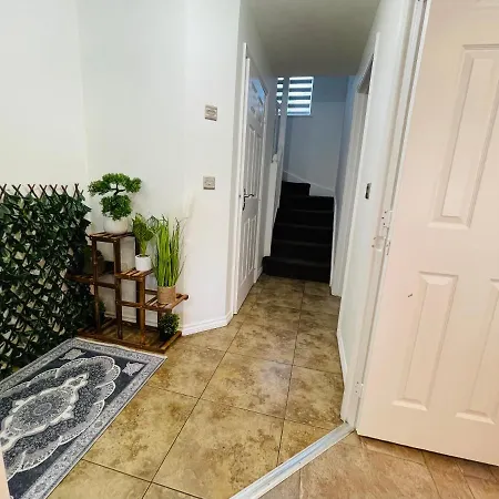 Watan - Spacious 3 Bedrooms Entire House With Beautiful Outdoor Garden * 맨체스터